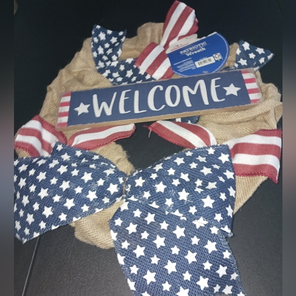Patriotic 16" Wreath - Picture 1 of 4